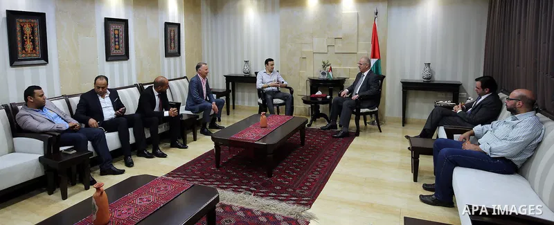 Palestinian Prime Minister Rami Hamdallah meets with Tunisian singer, Saber El Rebai, in the West Bank city of Ramallah, on Aug. 18, 2016. Photo by Prime Minister Office