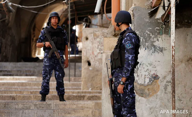Members of Palestinian security forces take position during a raid following clashes with Palestinian gunmen in the old town of the West Bank city of Nablus, August 19, 2016. Photo by Nedal Eshtayah