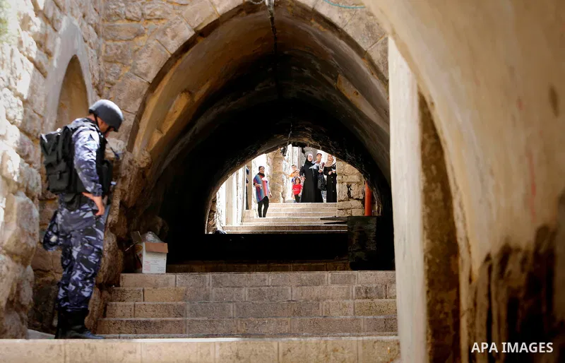 Members of Palestinian security forces take position during a raid following clashes with Palestinian gunmen in the old town of the West Bank city of Nablus, August 19, 2016. Photo by Nedal Eshtayah