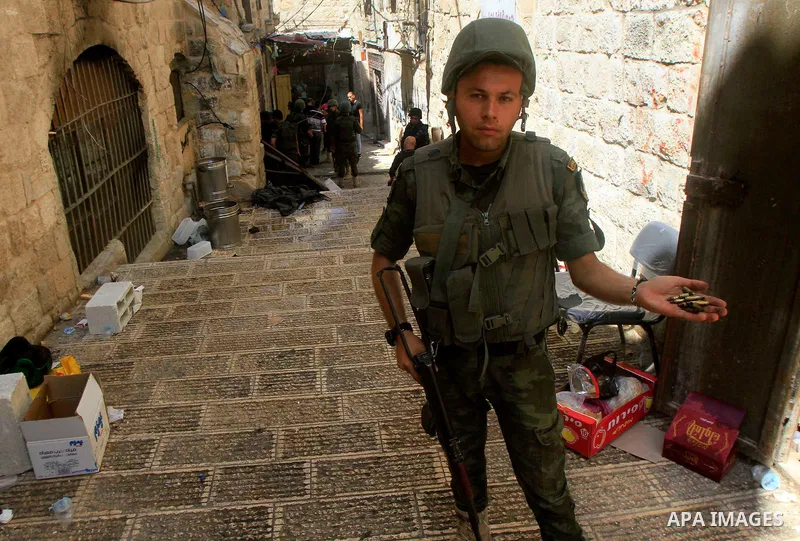 Members of Palestinian security forces take position during a raid following clashes with Palestinian gunmen in the old town of the West Bank city of Nablus, August 19, 2016. Photo by Nedal Eshtayah