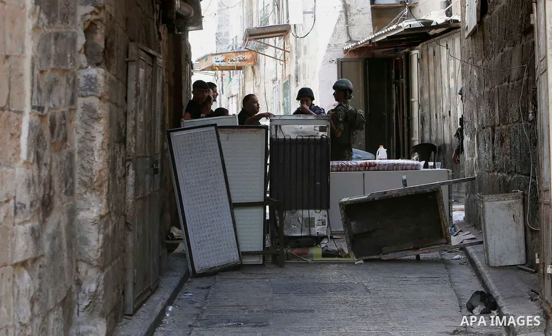 Members of Palestinian security forces take position during a raid following clashes with Palestinian gunmen in the old town of the West Bank city of Nablus, August 19, 2016. Photo by Nedal Eshtayah