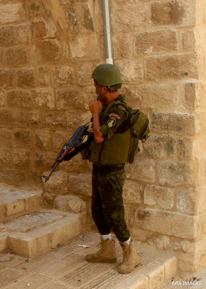 Members of Palestinian security forces take position during a raid following clashes with Palestinian gunmen in the old town of the West Bank city of Nablus, August 19, 2016. Photo by Nedal Eshtayah