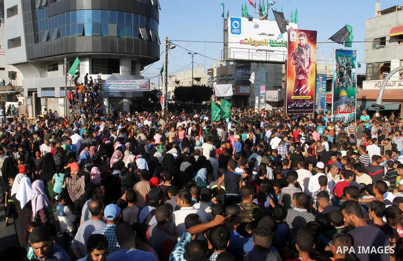 Palestinians gather during an anti-Israel military parade staged by members of al-Qassam Brigades, the armed wing of the Hamas movement, in Rafah in the southern Gaza Strip August 21, 2016. Photo by Abed Rahim Khatib