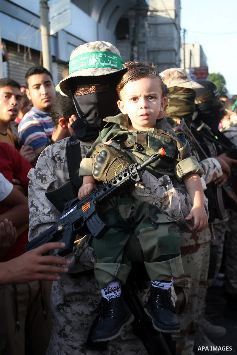 Palestinian members of al-Qassam Brigades, the armed wing of the Hamas movement, take part during an anti-Israel military parade, in Rafah in the southern Gaza Strip August 21, 2016. Photo by Abed Rahim Khatib