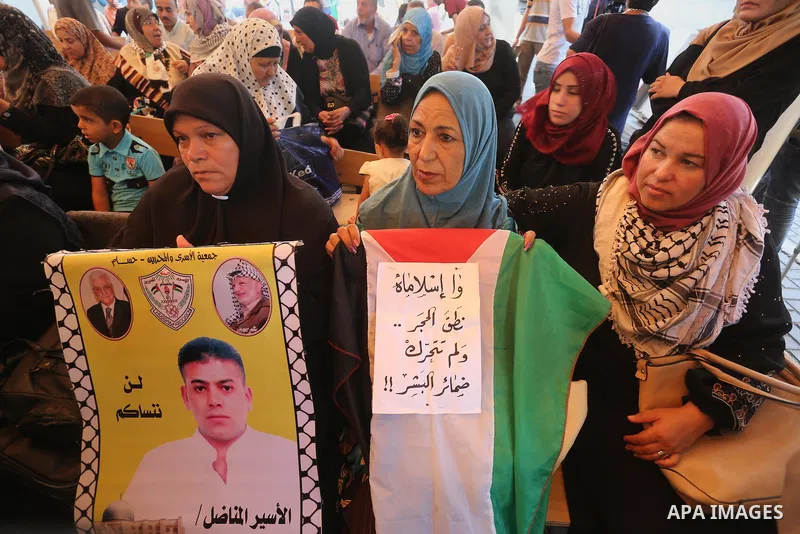 Palestinians take part in a protest demanding release the prisoners in Israeli jails, in front of Red cross office in Gaza city, on August 22, 2016. Photo by Mohammed Asad