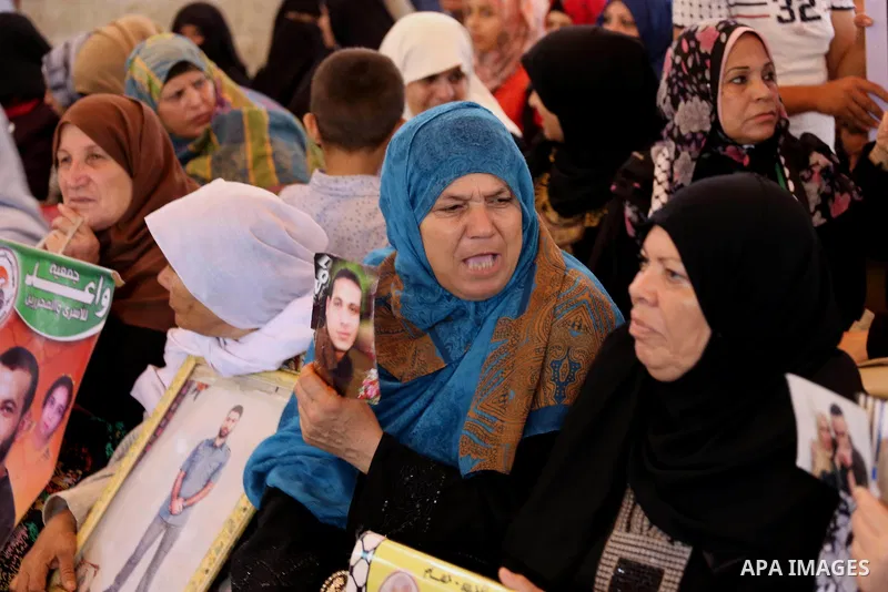 Palestinians take part in a protest demanding release the prisoners in Israeli jails, in front of Red cross office in Gaza city, on August 22, 2016. Photo by Mohammed Asad