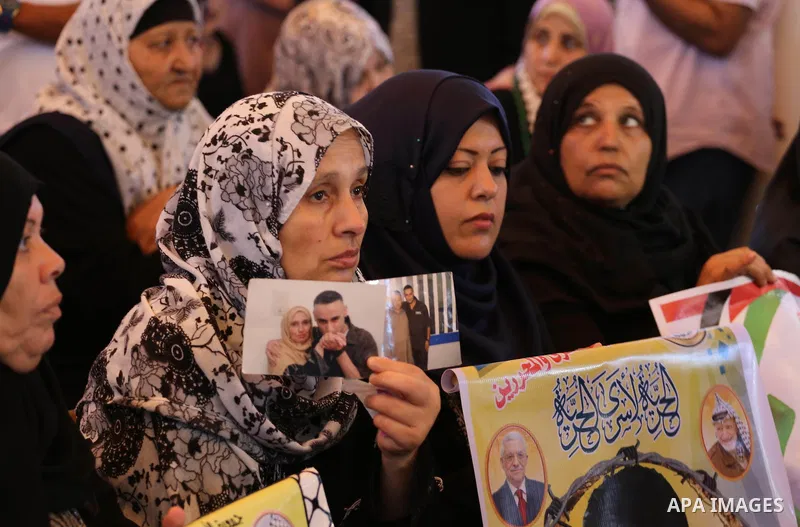 Palestinians take part in a protest demanding release the prisoners in Israeli jails, in front of Red cross office in Gaza city, on August 22, 2016. Photo by Mohammed Asad