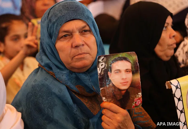 Palestinians take part in a protest demanding release the prisoners in Israeli jails, in front of Red cross office in Gaza city, on August 22, 2016. Photo by Mohammed Asad