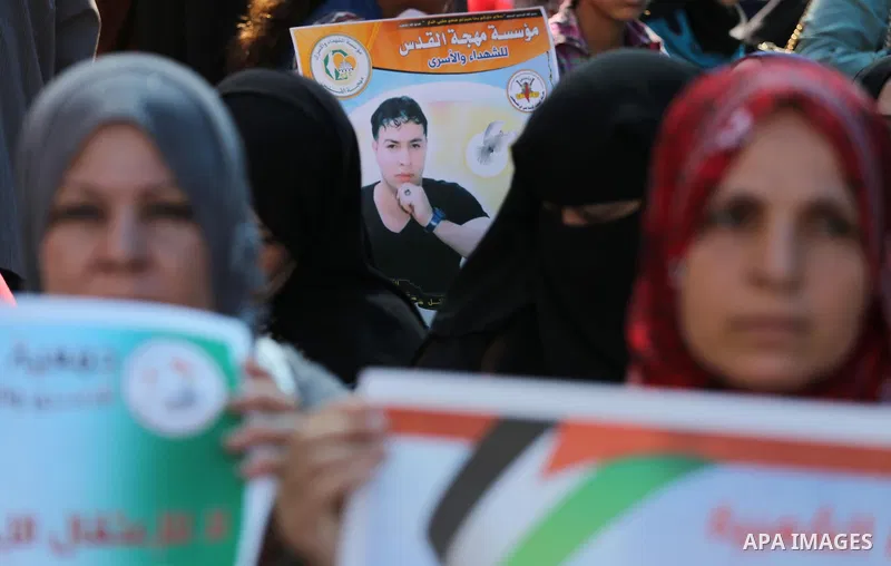 Palestinians take part in a protest demanding release the prisoners in Israeli jails, in front of Red cross office in Gaza city, on August 22, 2016. Photo by Mohammed Asad