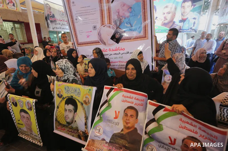 Palestinians take part in a protest demanding release the prisoners in Israeli jails, in front of Red cross office in Gaza city, on August 22, 2016. Photo by Mohammed Asad