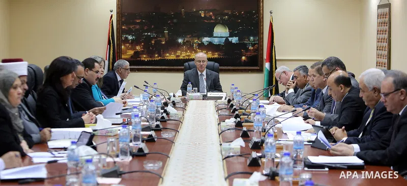Palestinian Prime Minister Rami hamadallah heads the Palestinian cabinet meeting in the West Bank city of Ramallah on Aug. 23,2016. Photo by Prime Minister Office