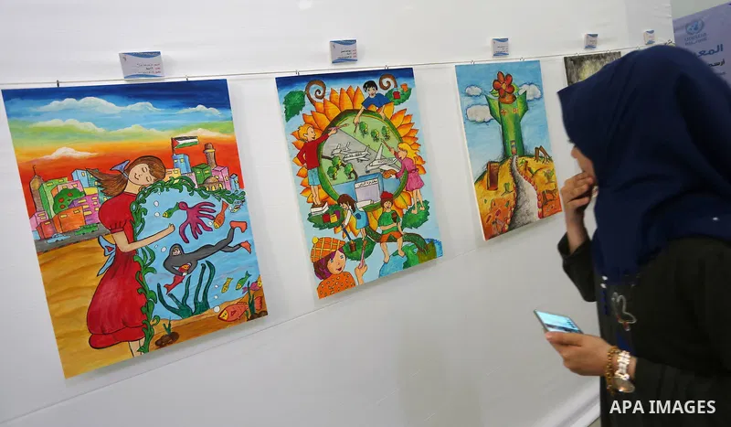Palestinians attend the art exhibition "draw your dream for Gaza 2020", in Gaza city on Aug. 23, 2016. Photo by Mohammed Asad