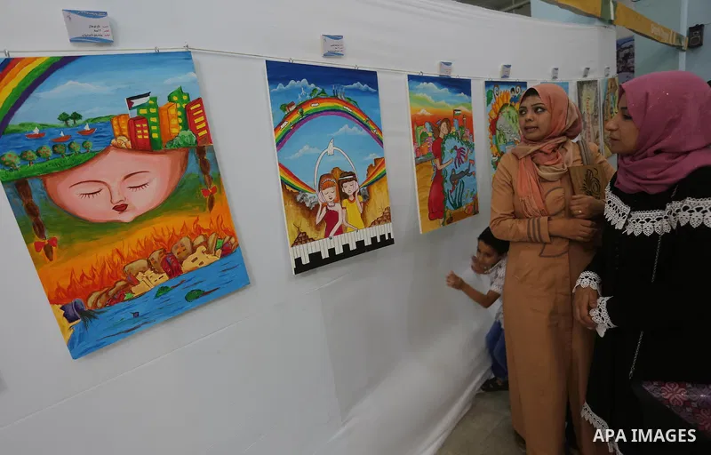 Palestinians attend the art exhibition "draw your dream for Gaza 2020", in Gaza city on Aug. 23, 2016. Photo by Mohammed Asad