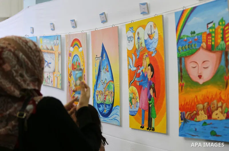 Palestinians attend the art exhibition "draw your dream for Gaza 2020", in Gaza city on Aug. 23, 2016. Photo by Mohammed Asad