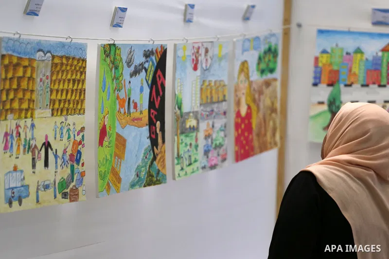 Palestinians attend the art exhibition "draw your dream for Gaza 2020", in Gaza city on Aug. 23, 2016. Photo by Mohammed Asad