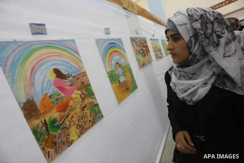 Palestinians attend the art exhibition "draw your dream for Gaza 2020", in Gaza city on Aug. 23, 2016. Photo by Mohammed Asad