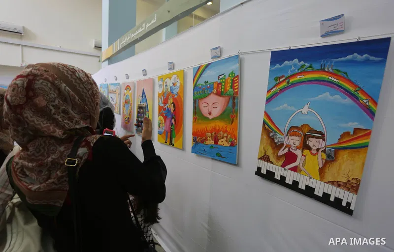 Palestinians attend the art exhibition "draw your dream for Gaza 2020", in Gaza city on Aug. 23, 2016. Photo by Mohammed Asad