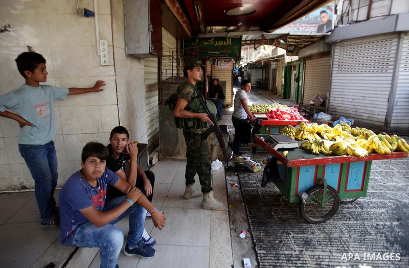 A member of Palestinian security forces stands guard following clashes with Palestinian youths in the old town of the West Bank city of Nablus August 23, 2016. Photo by Nedal Eshtayah