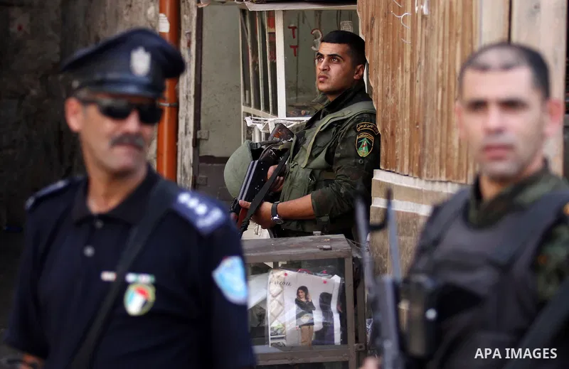 Members of Palestinian security forces take position following clashes with Palestinian youths in the old town of the West Bank city of Nablus August 23, 2016. Photo by Nedal Eshtayah