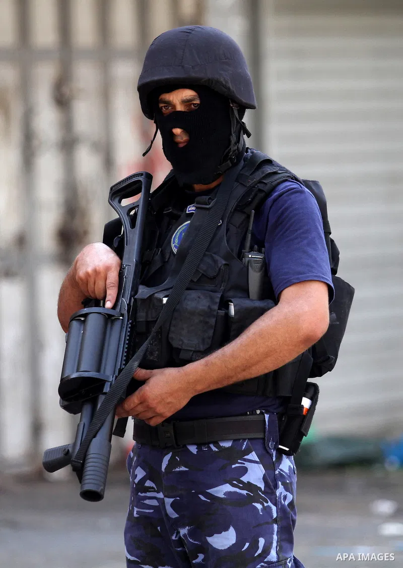 A member of Palestinian security forces stands guard following clashes with Palestinian youths in the old town of the West Bank city of Nablus August 23, 2016. Photo by Nedal Eshtayah