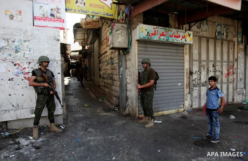 Members of Palestinian security forces take position following clashes with Palestinian youths in the old town of the West Bank city of Nablus August 23, 2016. Photo by Nedal Eshtayah