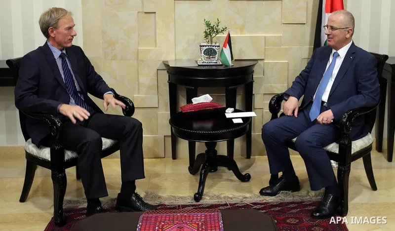 Palestinian Prime Minister Rami Hamdallah meets with the German Representative in Palestinian territories, Peter Beroyrt, in the West Bank city of Ramallah, Aug 24, 2016. Photo by Prime Minister Office