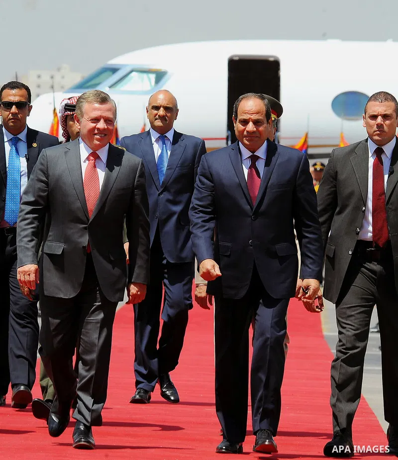 Egyptian President Abdel Fattah al-Sisi welcomes Jordan's King Abdullah II upon his arrival at Cairo's international airport on Aug. 24, 2016. Photo by Egyptian President Office