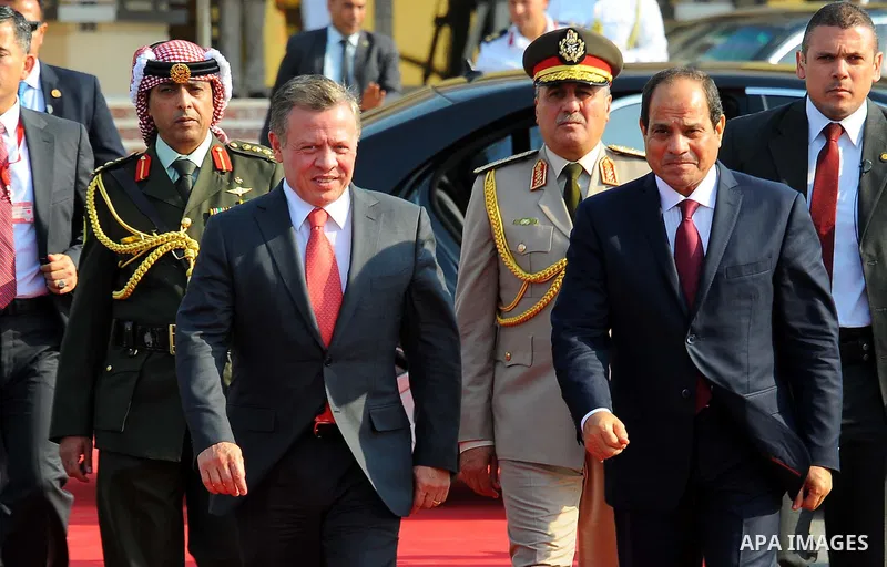 Egyptian President Abdel Fattah al-Sisi walks alongside Jordan's King Abdullah II before leaving Cairo's international airport on Aug. 24, 2016. Photo by Egyptian President Office