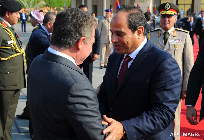 Egyptian President Abdel Fattah al-Sisi shake hands with Jordan's King Abdullah II before leaving Cairo's international airport on Aug. 24, 2016. Photo by Egyptian President Office