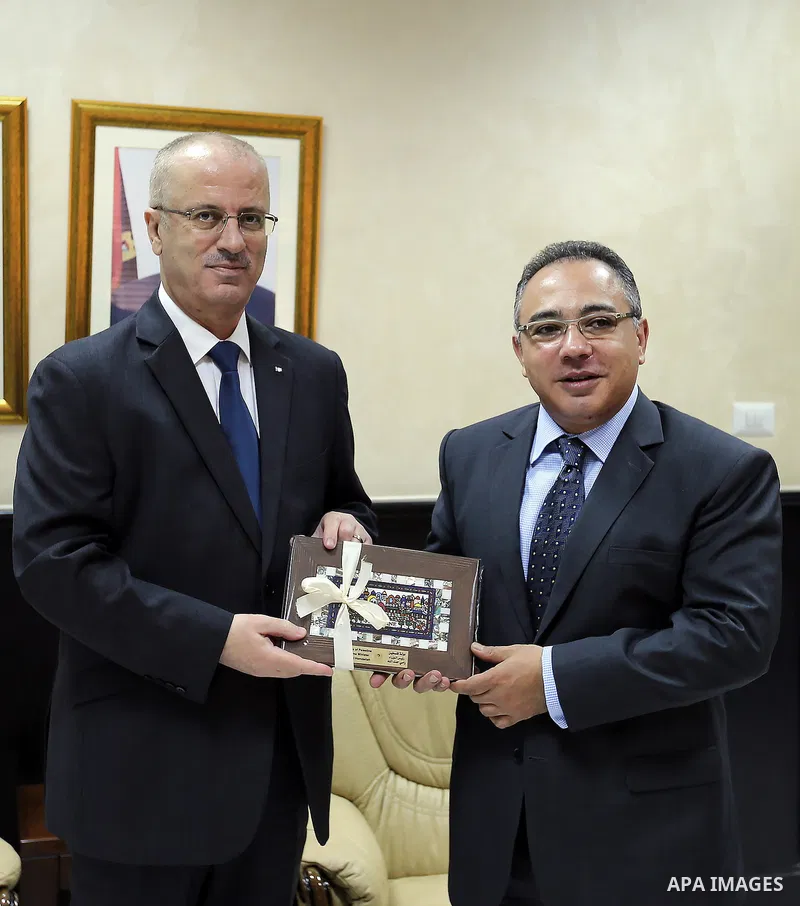 Palestinian Prime Minister, Rami Hamadallah, meets with Egyptian Ambassador to Palestine Wael Attiya in the West Bank city of Ramallah, on Aug 25, 2016. Photo by Prime Minister Office