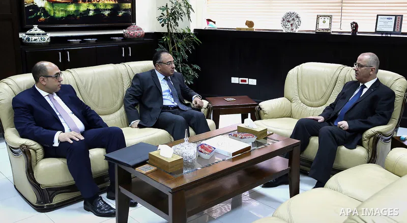 Palestinian Prime Minister, Rami Hamadallah, meets with Egyptian Ambassador to Palestine Wael Attiya in the West Bank city of Ramallah, on Aug 25, 2016. Photo by Prime Minister Office