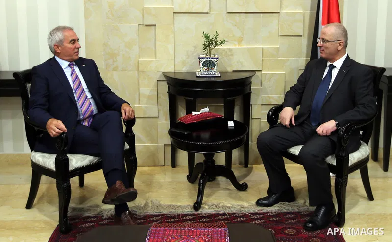 Palestinian Prime Minister, Rami Hamadallah, meets with the Ireland Parliament delegation in the West Bank city of Ramallah, on Aug 25, 2016. Photo by Prime Minister Office