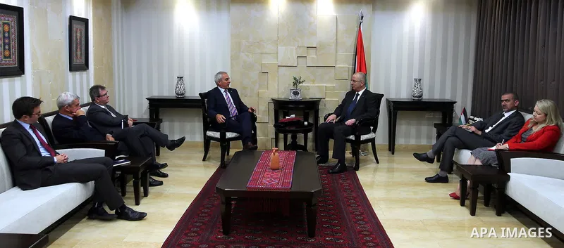 Palestinian Prime Minister, Rami Hamadallah, meets with the Ireland Parliament delegation in the West Bank city of Ramallah, on Aug 25, 2016. Photo by Prime Minister Office