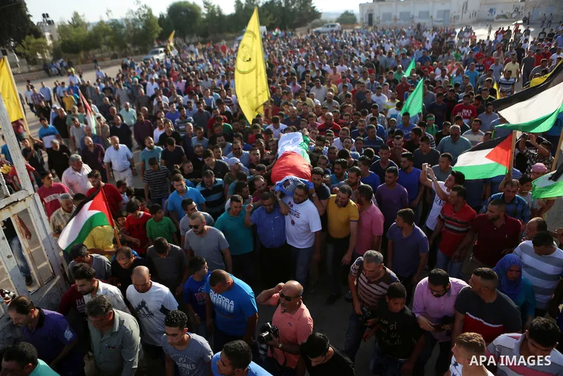Mourners carry the body of Palestinian man Eyad Hamed, who was shot and killed by Israeli forces on Friday, during his funeral in the West Bank village of Silwad near Ramallah August 26, 2016. Photo by Shadi Hatem