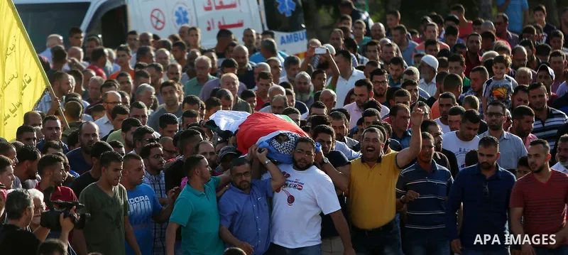 Mourners carry the body of Palestinian man Eyad Hamed, who was shot and killed by Israeli forces on Friday, during his funeral in the West Bank village of Silwad near Ramallah August 26, 2016. Photo by Shadi Hatem