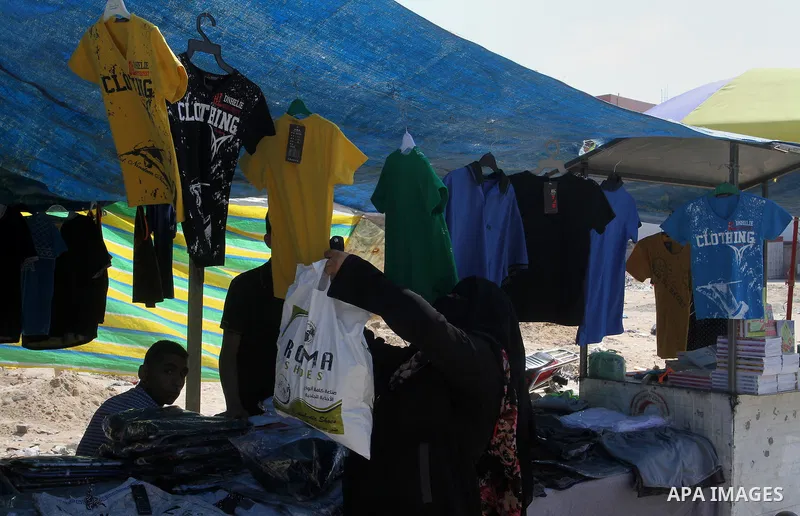 Palestinians shop during preparation for the new school year at a market in Rafah in the southern Gaza strip on August 27, 2016. Photo by Abed Rahim Khatib