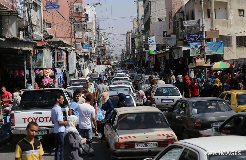 Palestinians shop during preparation for the new school year at a market in Gaza city, on August 27, 2016. Photo by Mohammed Asad