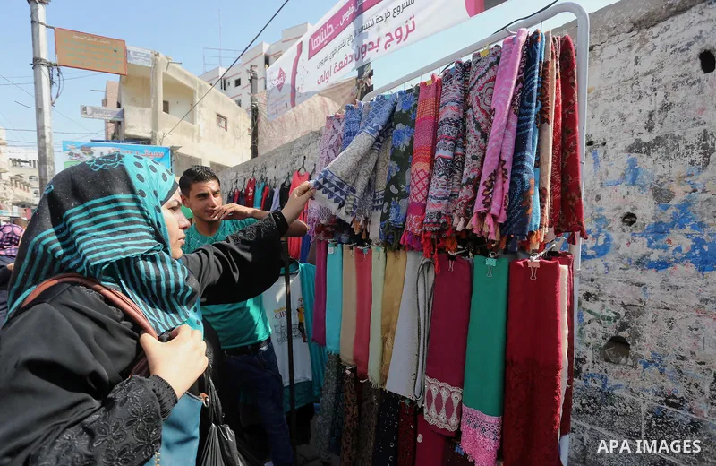 Palestinians shop during preparation for the new school year at a market in Gaza city, on August 27, 2016. Photo by Mohammed Asad