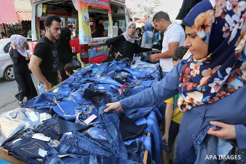Palestinians shop during preparation for the new school year at a market in Gaza city, on August 27, 2016. Photo by Mohammed Asad