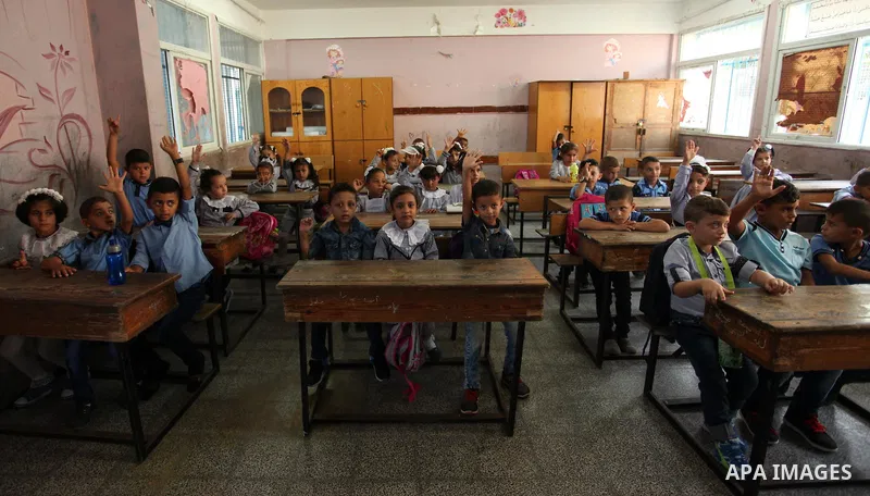 Palestinian schoolchildren attend a lesson in a classroom on the first day of a new school year, at a United Nations-run school in Khan Younis in the southern Gaza Strip August 28, 2016. Photo by Ashraf Amra