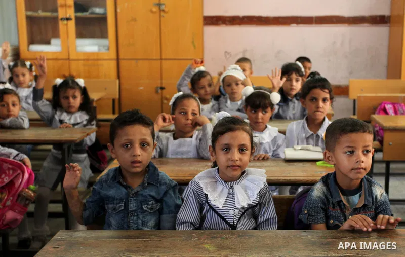Palestinian schoolchildren attend a lesson in a classroom on the first day of a new school year, at a United Nations-run school in Khan Younis in the southern Gaza Strip August 28, 2016. Photo by Ashraf Amra