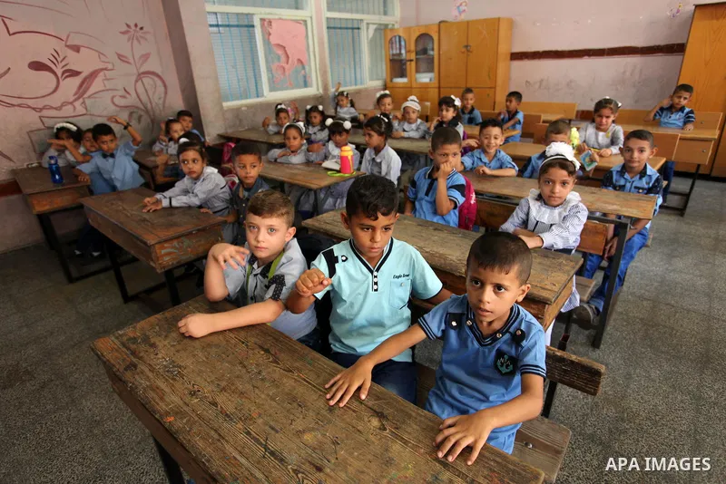 Palestinian schoolchildren attend a lesson in a classroom on the first day of a new school year, at a United Nations-run school in Khan Younis in the southern Gaza Strip August 28, 2016. Photo by Ashraf Amra
