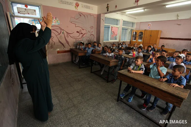 Palestinian schoolchildren attend a lesson in a classroom on the first day of a new school year, at a United Nations-run school in Khan Younis in the southern Gaza Strip August 28, 2016. Photo by Ashraf Amra