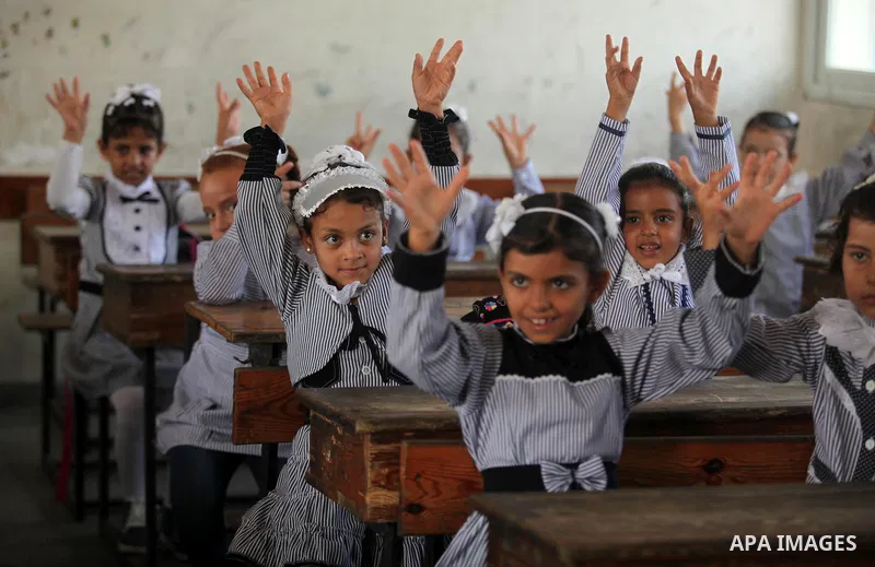 Palestinian schoolchildren attend a lesson in a classroom on the first day of a new school year, at a United Nations-run school in Khan Younis in the southern Gaza Strip August 28, 2016. Photo by Ashraf Amra