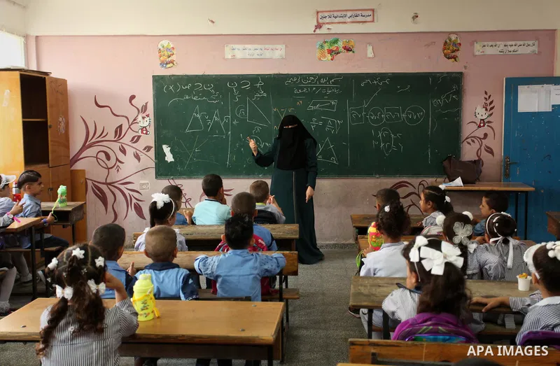 Palestinian schoolchildren attend a lesson in a classroom on the first day of a new school year, at a United Nations-run school in Khan Younis in the southern Gaza Strip August 28, 2016. Photo by Ashraf Amra