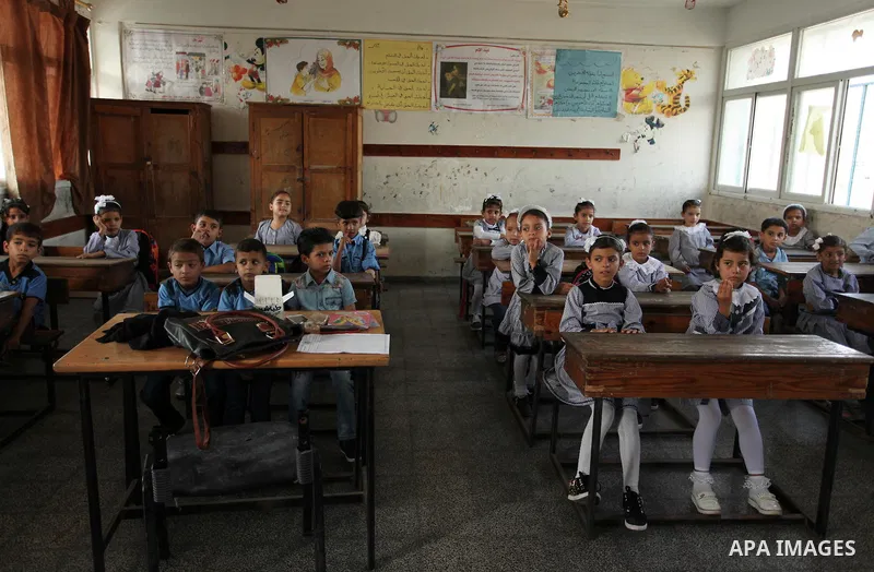 Palestinian schoolchildren attend a lesson in a classroom on the first day of a new school year, at a United Nations-run school in Khan Younis in the southern Gaza Strip August 28, 2016. Photo by Ashraf Amra
