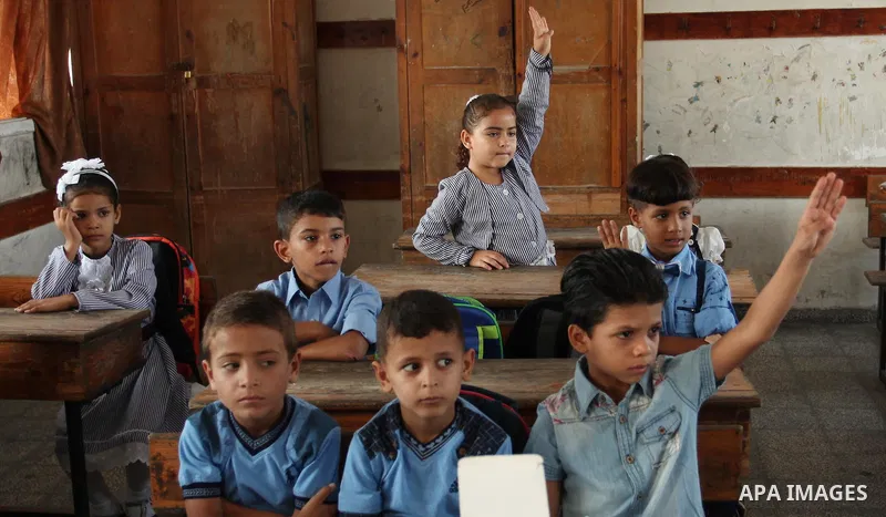 Palestinian schoolchildren attend a lesson in a classroom on the first day of a new school year, at a United Nations-run school in Khan Younis in the southern Gaza Strip August 28, 2016. Photo by Ashraf Amra