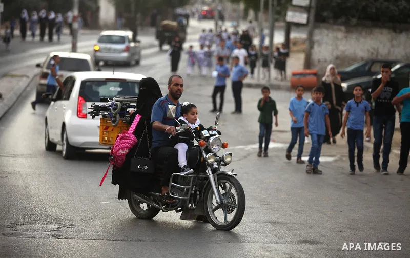 Palestinian students return back to their school in the morning of the first day of the new year study in Khan Younis in the southern Gaza Strip August 28, 2016. Photo by Ashraf Amra