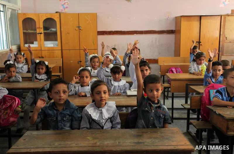 Palestinian schoolchildren attend a lesson in a classroom on the first day of a new school year, at a United Nations-run school in Khan Younis in the southern Gaza Strip August 28, 2016. Photo by Ashraf Amra