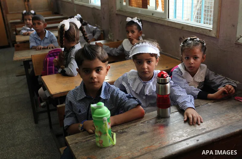 Palestinian schoolchildren attend a lesson in a classroom on the first day of a new school year, at a United Nations-run school in Khan Younis in the southern Gaza Strip August 28, 2016. Photo by Ashraf Amra